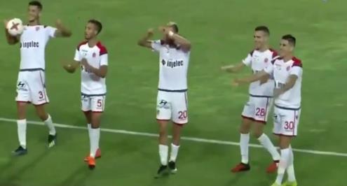 بالفيديو.. في لقاء التتويج.. لاعبو الوداد يتهكمون على الـ"VAR" باحتفال ساخر